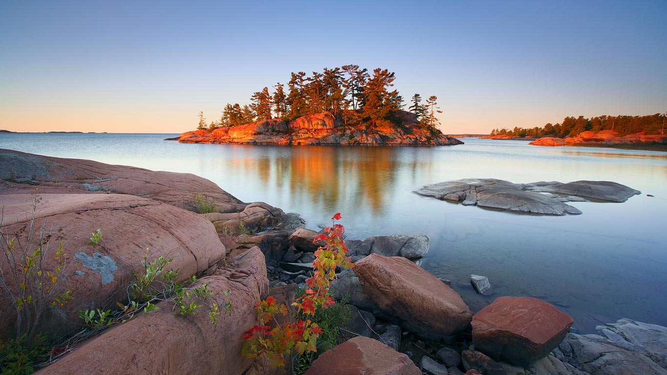 Sunrise at the mouth of the Chikanishing River, Killarney Provincial Park, Ontario, Canada (© Henry/Scenicfoto.com/Moment/Getty Images)(Bing Canada)