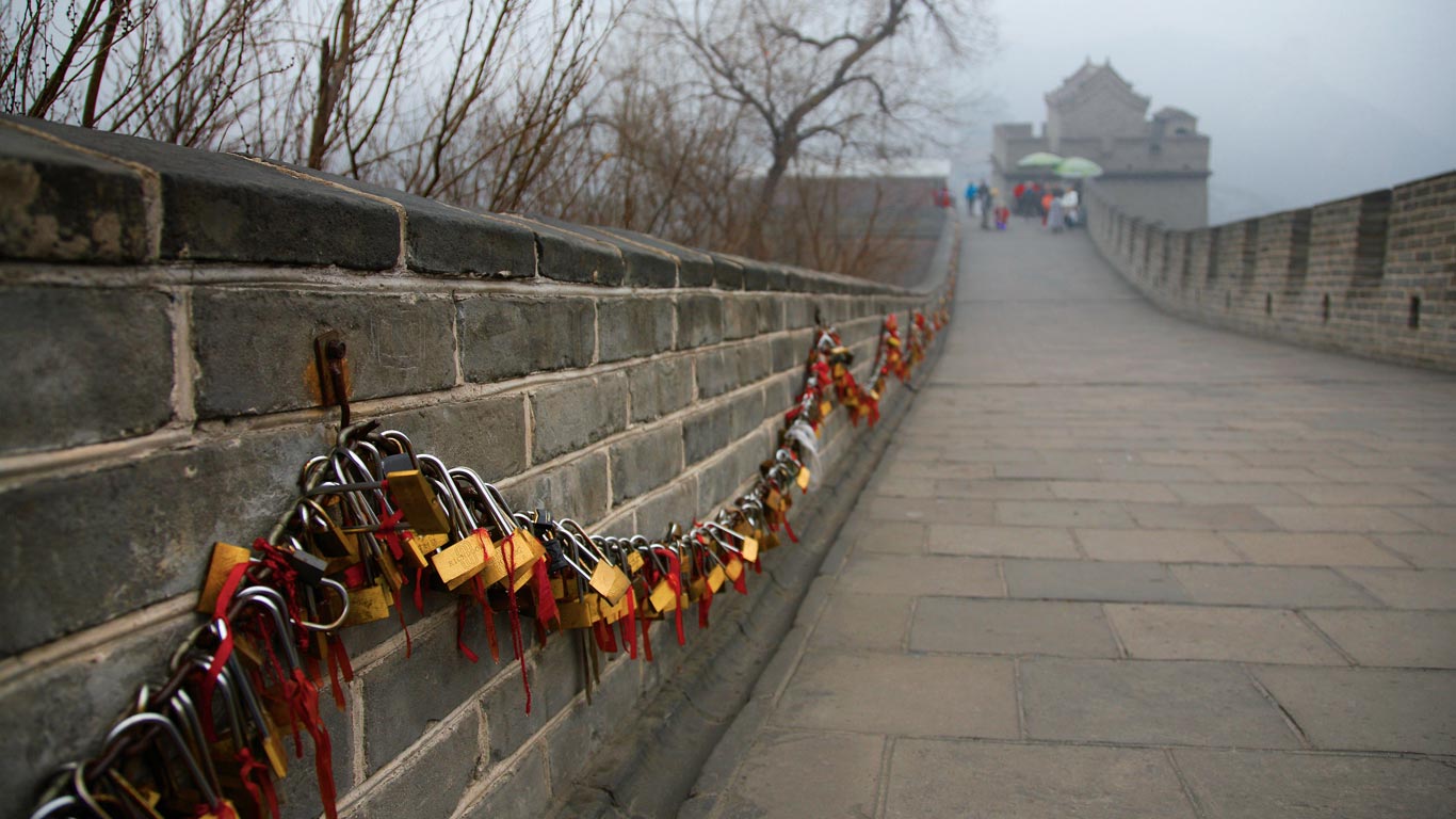 Love locks displayed on the Great Wall of China near Beijing (© Richard Taylor/4Corners)(Bing Canada)