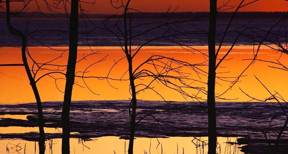 Reflections on a lake at sunset (© Corbis/age fotostock) &copy; (Bing Canada)