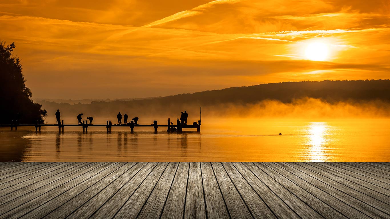 Frühsportler auf einem Steg am Starnberger See, Bayern, Deutschland (© magann/iStock/Getty Images Plus)(Bing Deutschland)