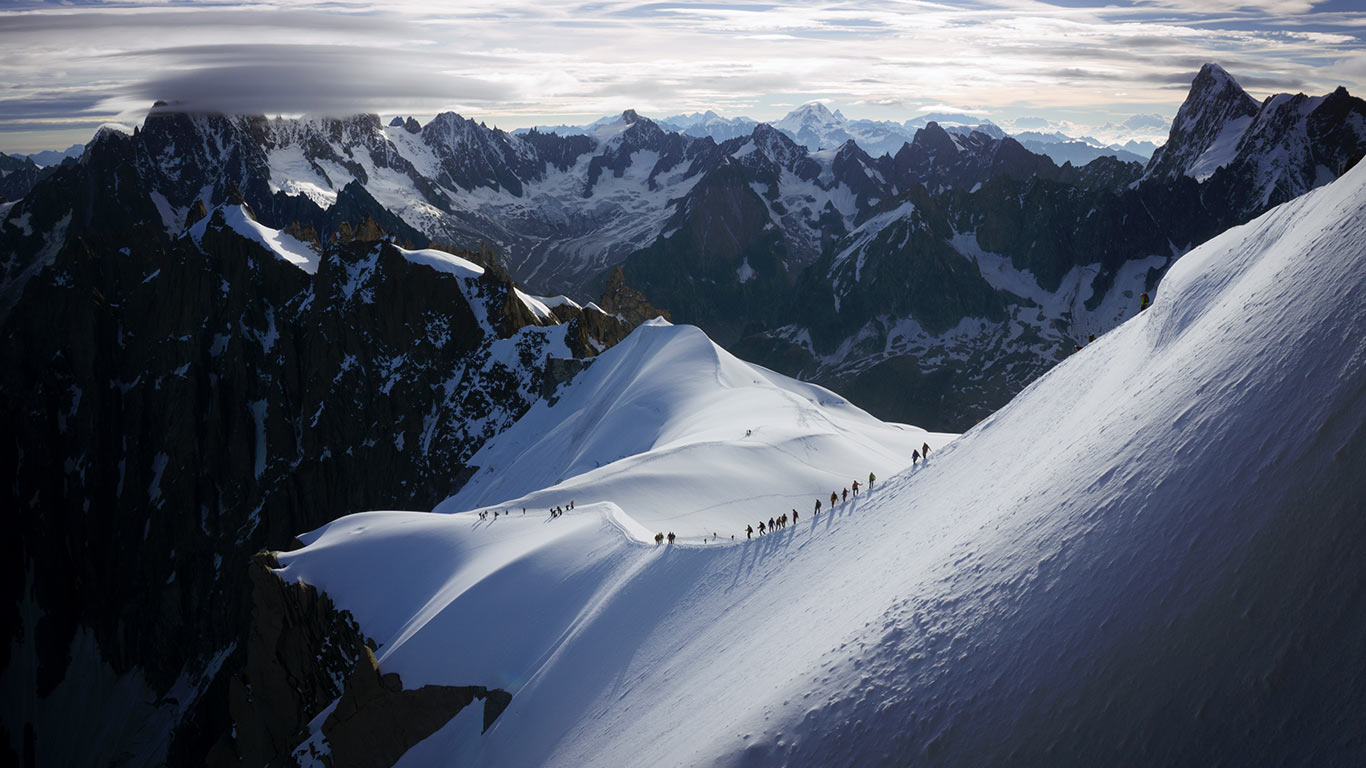Des alpinistes en pleine ascension sur l’Aiguille du Midi, Massif du Mont-Blanc, Chamonix (© Alxcrs/Shutterstock)(Bing France)