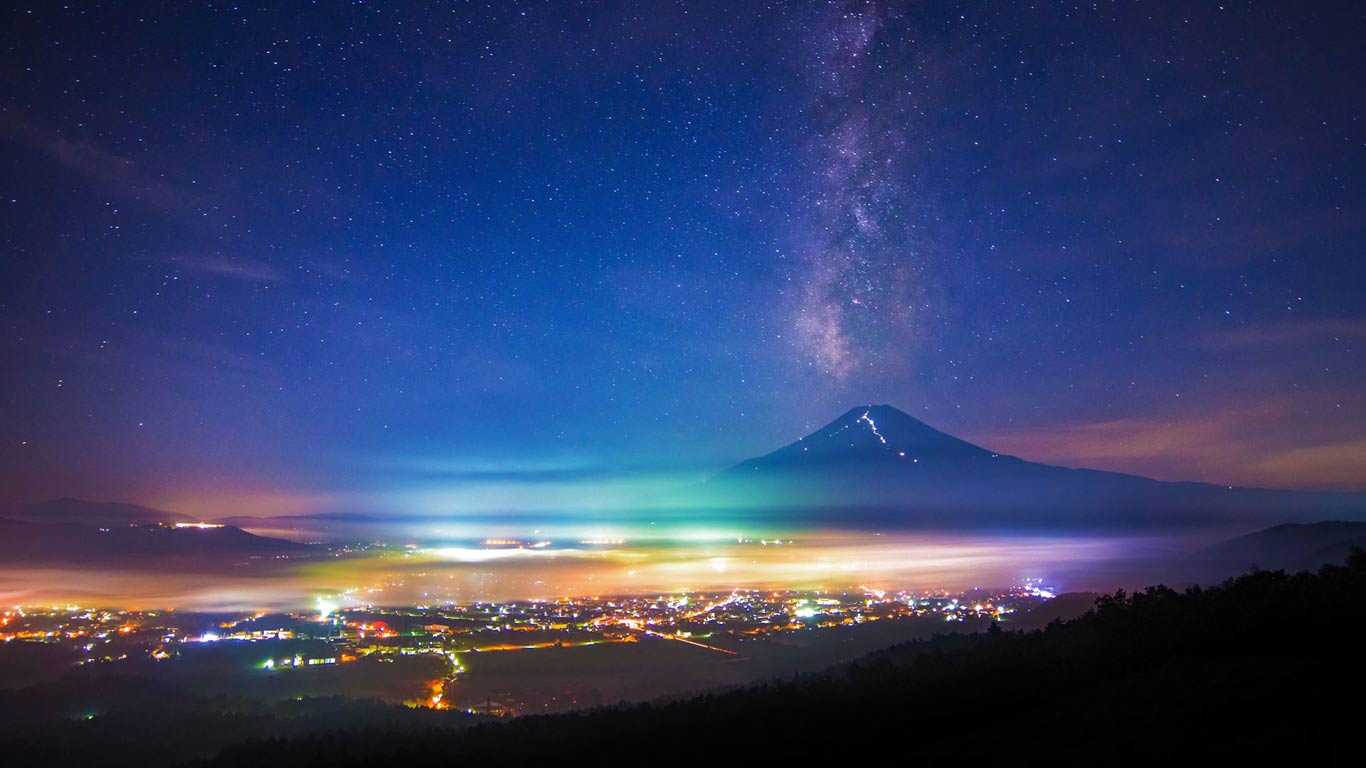 ｢富士山と天の川｣山梨, 富士吉田市 (© Nuttapoom Amornpashara/Getty Images)(Bing Japan)