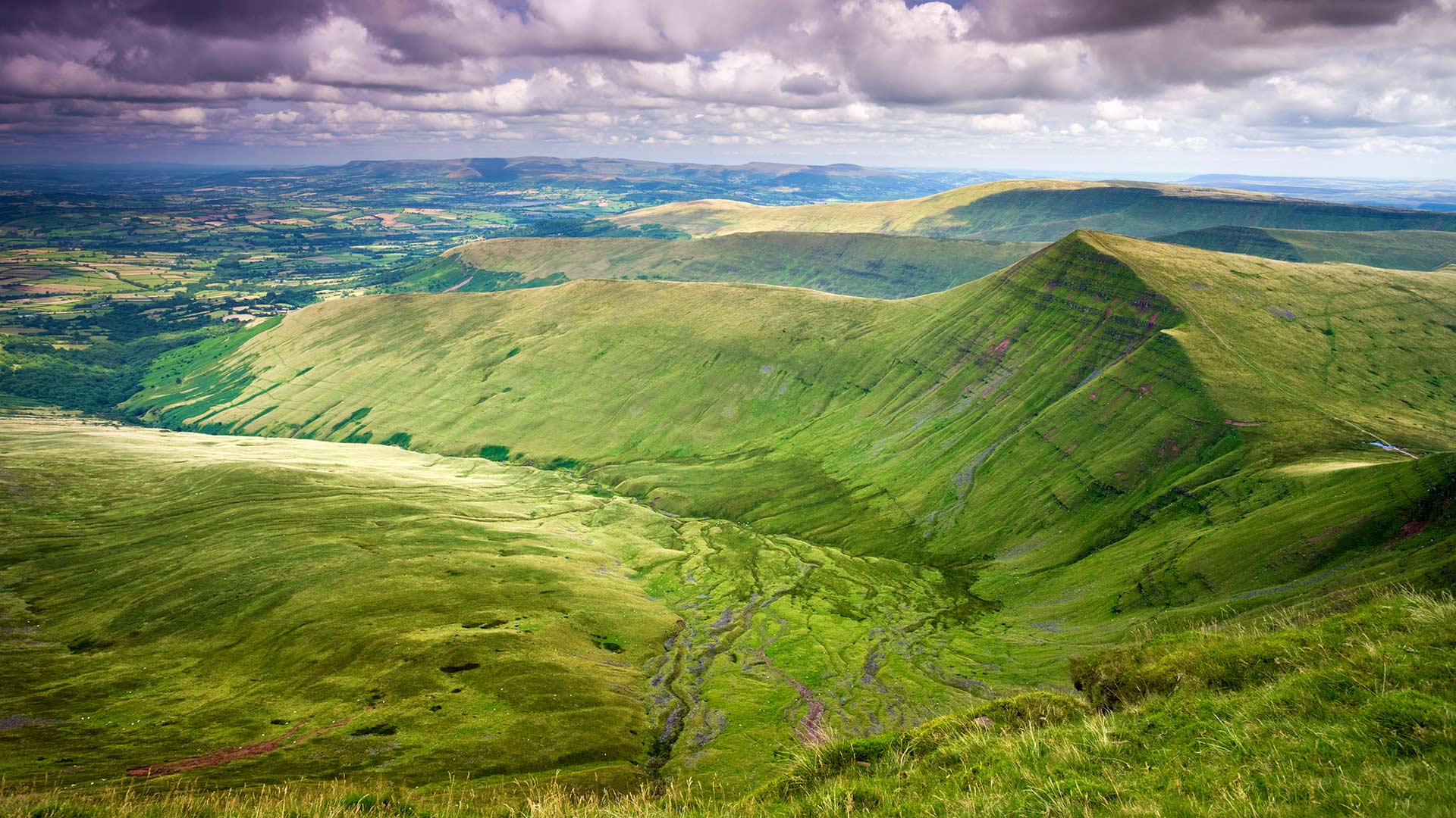 Cribyn viewed from Pen y Fan, Brecon Beacons National Park, Powys (© Adam Burton/Alamy Stock Photo)(Bing United Kingdom)
