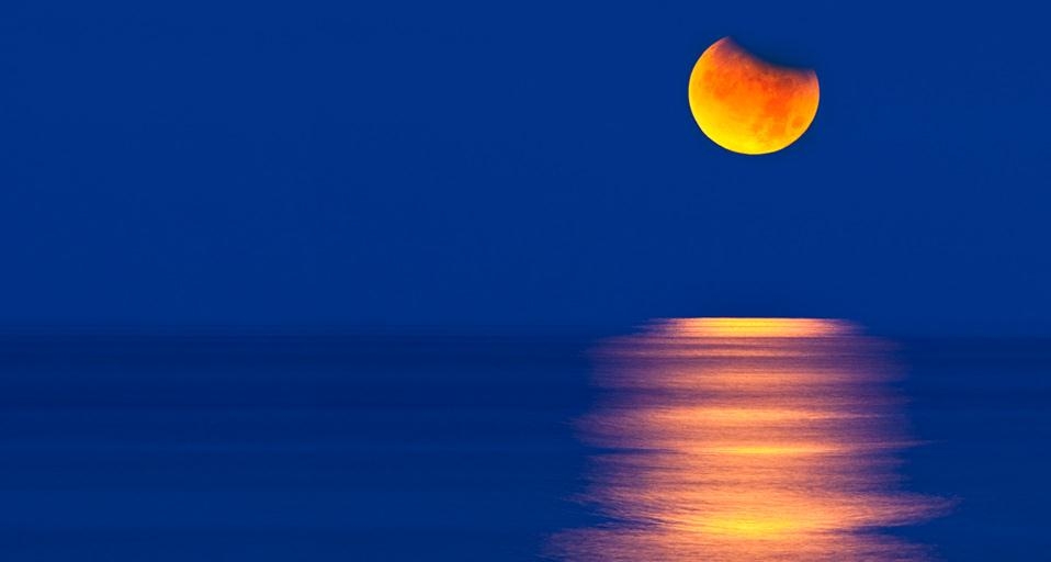 Partial eclipse of the moon setting over the Gulf of Mexico (© David Nunuk/Corbis) &copy; (Bing Canada)