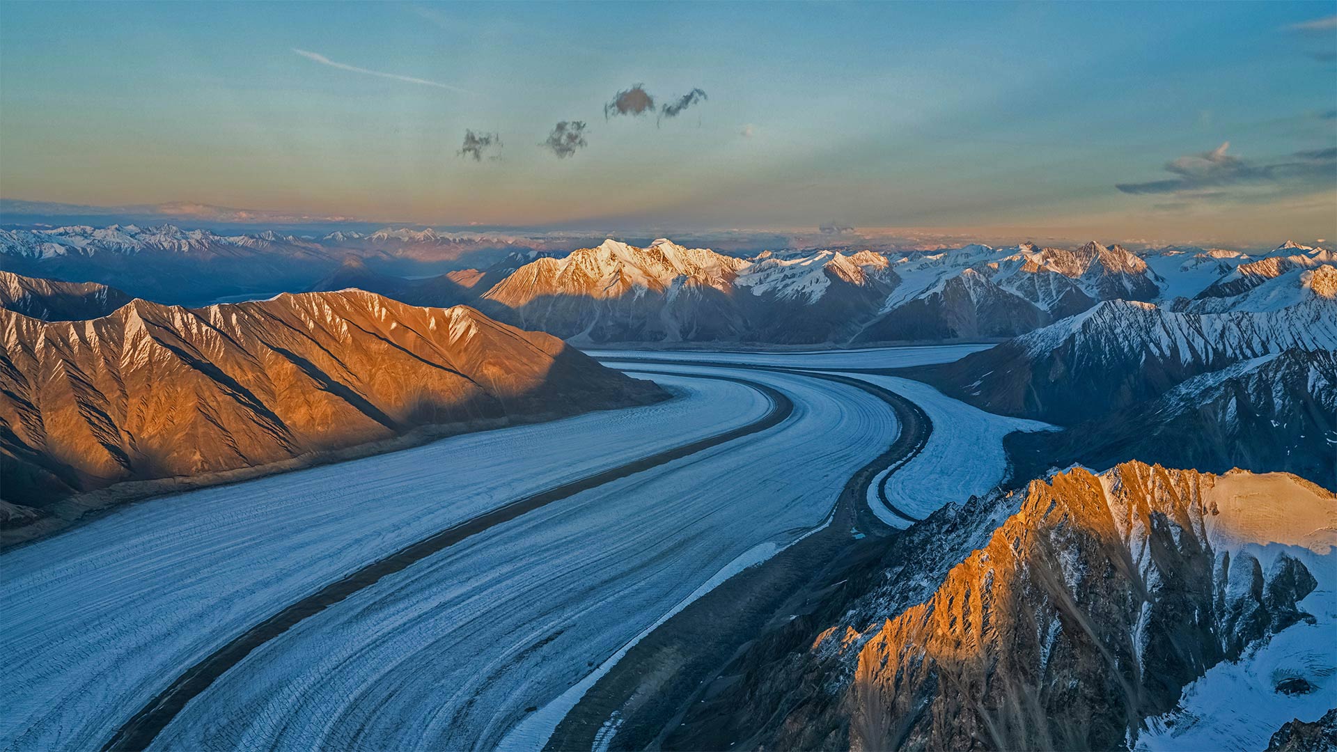 Saint Elias Mountains and Kaskawulsh Glacier in Kluane National Park and Reserve, Yukon (© Design Pics Inc/Alamy)(Bing Canada)