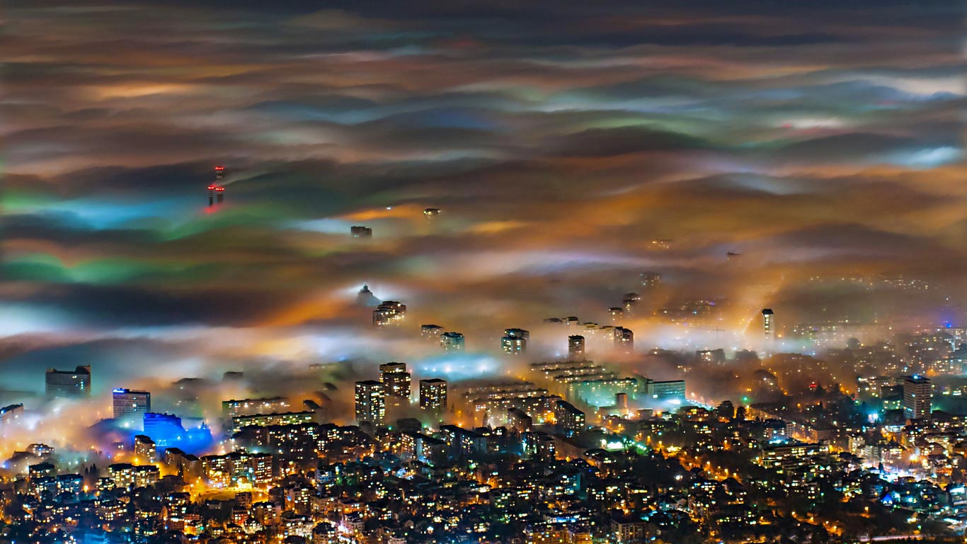 Fog over Sofia, Bulgaria (© Ivan Dimitrov/Solent News/REX/Shutterstock)(Bing Canada)