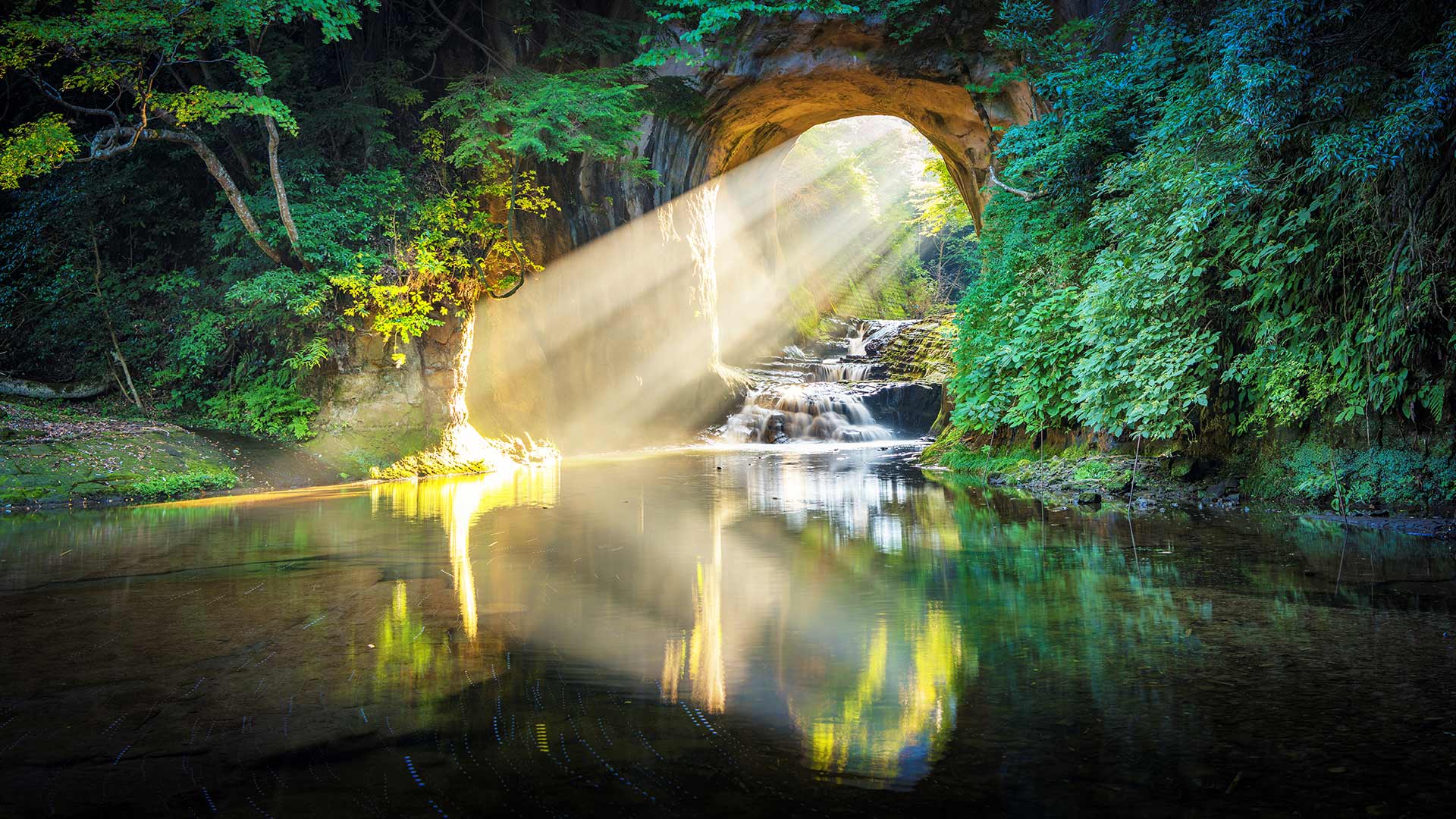 濃溝の滝・亀岩の洞窟, 千葉 君津市 (© Saha Entertainment/Gettyimages)(Bing Japan)
