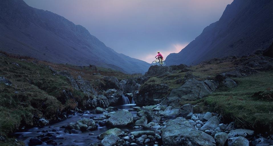 Cyclist on mountain bike, Honister Pass, The Lake District, Cumbria, England (© Purcell-Holmes/AGE Fotostock) &copy; (Bing United Kingdom)
