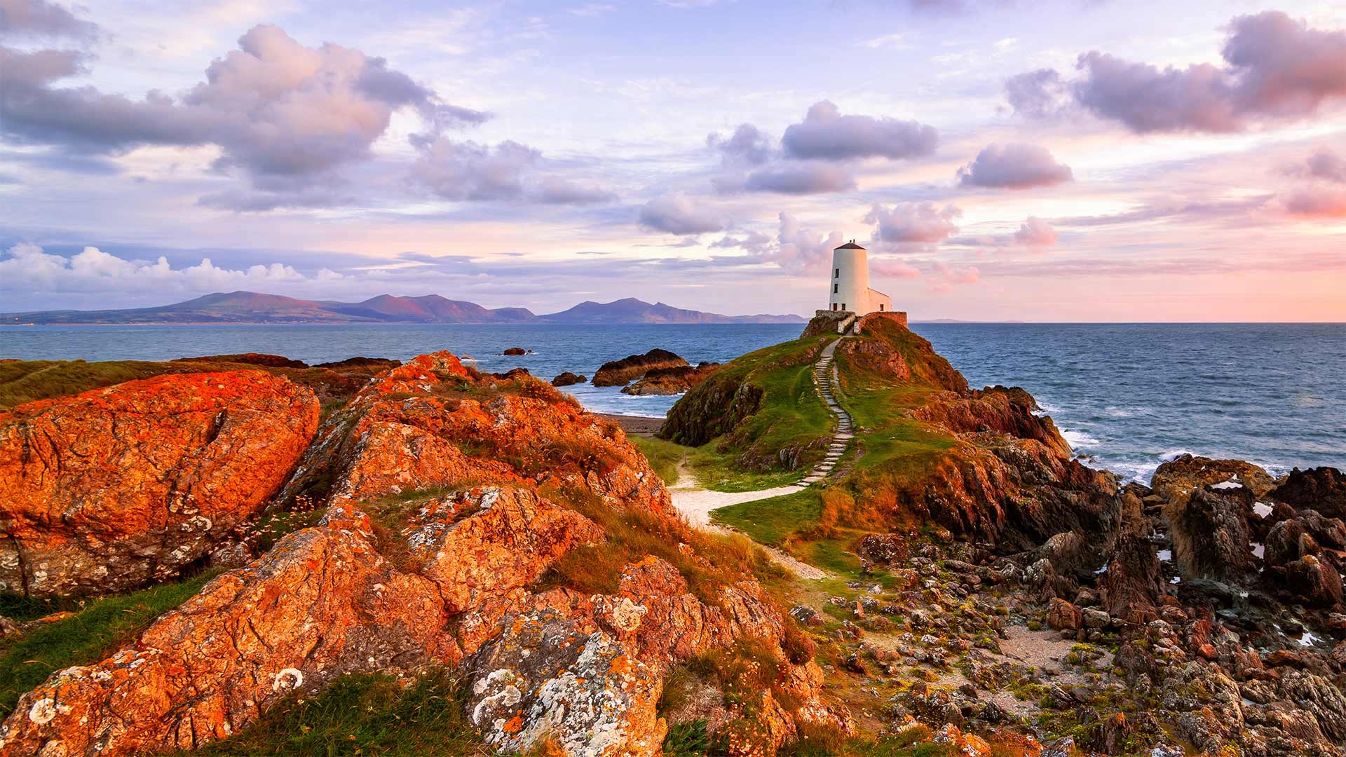 Tŵr Mawr lighthouse on Llanddwyn Island, Anglesey, Wales (© Joe Daniel Price/Getty Images)(Bing Canada)