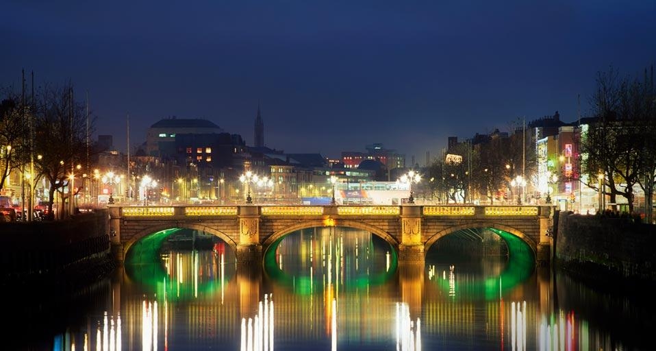 O’Connell Bridge over the River Liffey in Dublin, Ireland (© Design Pics/Corbis) &copy; (Bing United Kingdom)