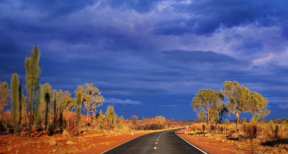 Dunkle Wolken ziehen über den Lasseter Highway in Australiens Outback – Theo Allofs/CORBIS &copy; (Bing Germany)