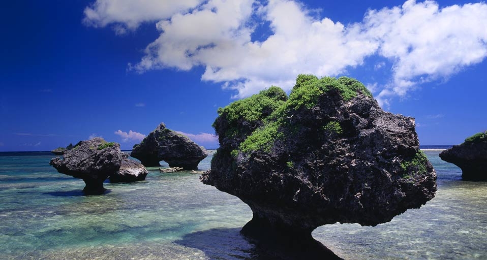｢大神島の奇岩｣沖縄 -- JTB Photo/Photolibrary &copy; (Bing Japan)