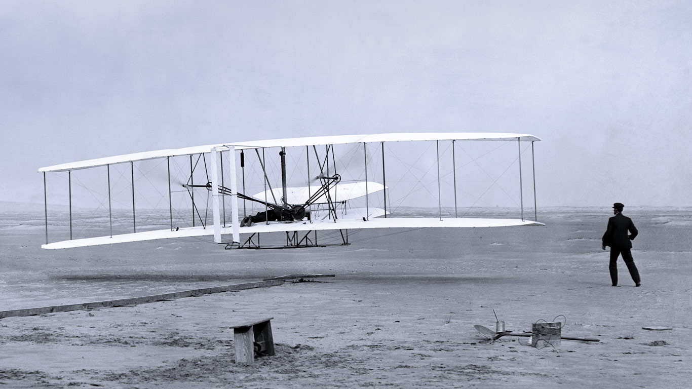 Wright brothers’ first airplane flight in 1903 (© John Daniels/Archive Pics/Alamy Stock Photo)(Bing United States)