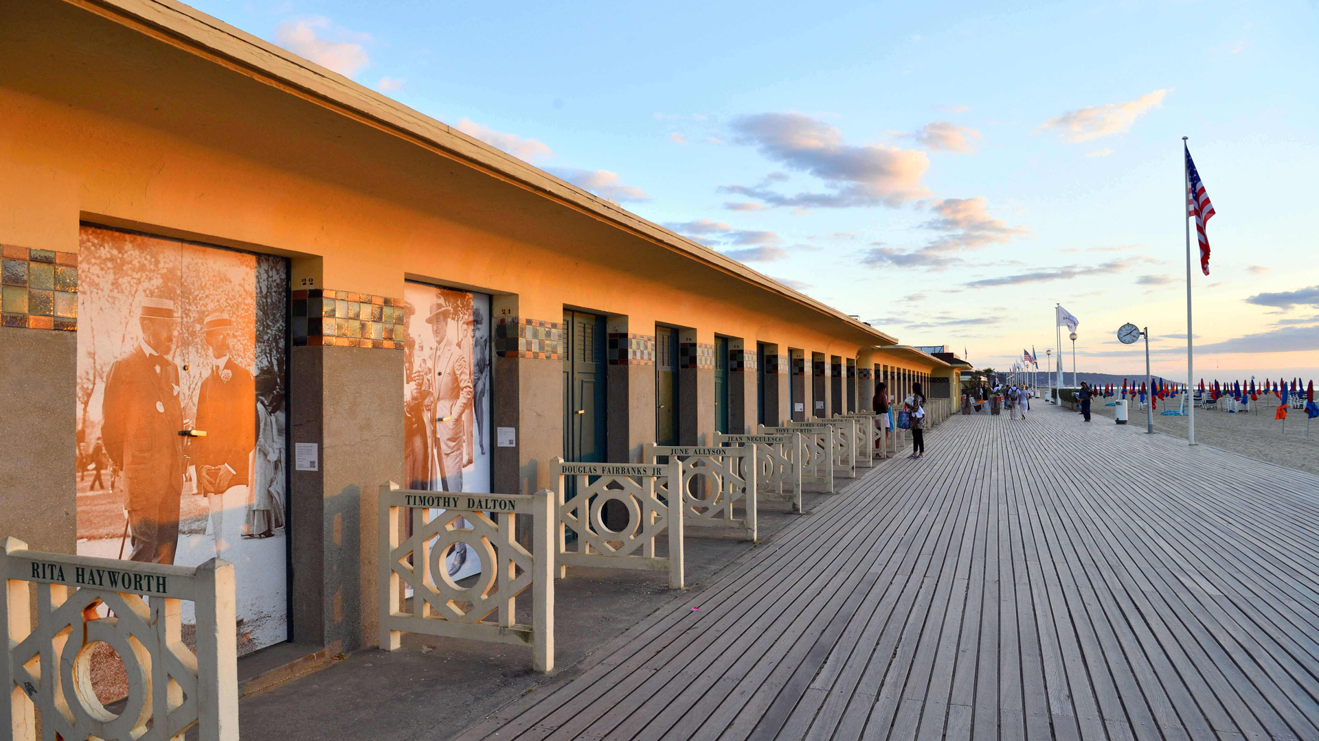 Les planches de Deauville et les cabines aux noms de personnalités du cinéma américain, Calvados (© Rene Mattes/mauritius images GmbH/Alamy Stock Photo)(Bing France)