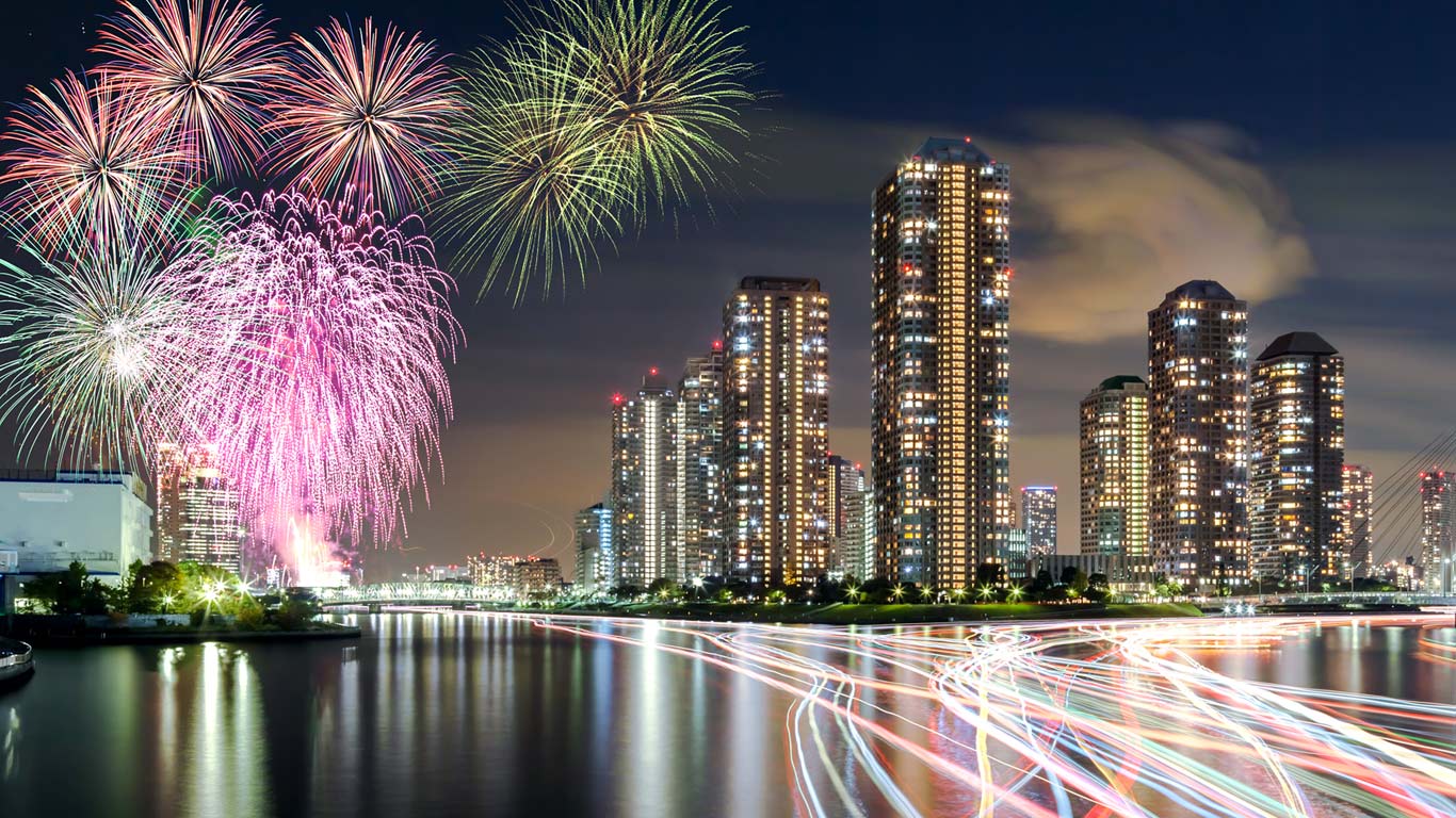 ｢隅田川花火｣東京, 中央区 (© ZhangXun/Getty Images)(Bing Japan)