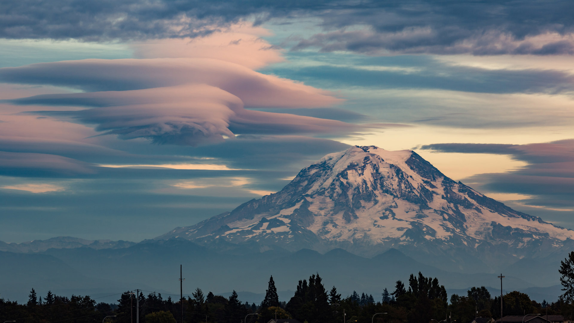 Lenticular clouds over Mount Rainier, Washington, USA (© Delrious/Shutterstock)(Bing United Kingdom)