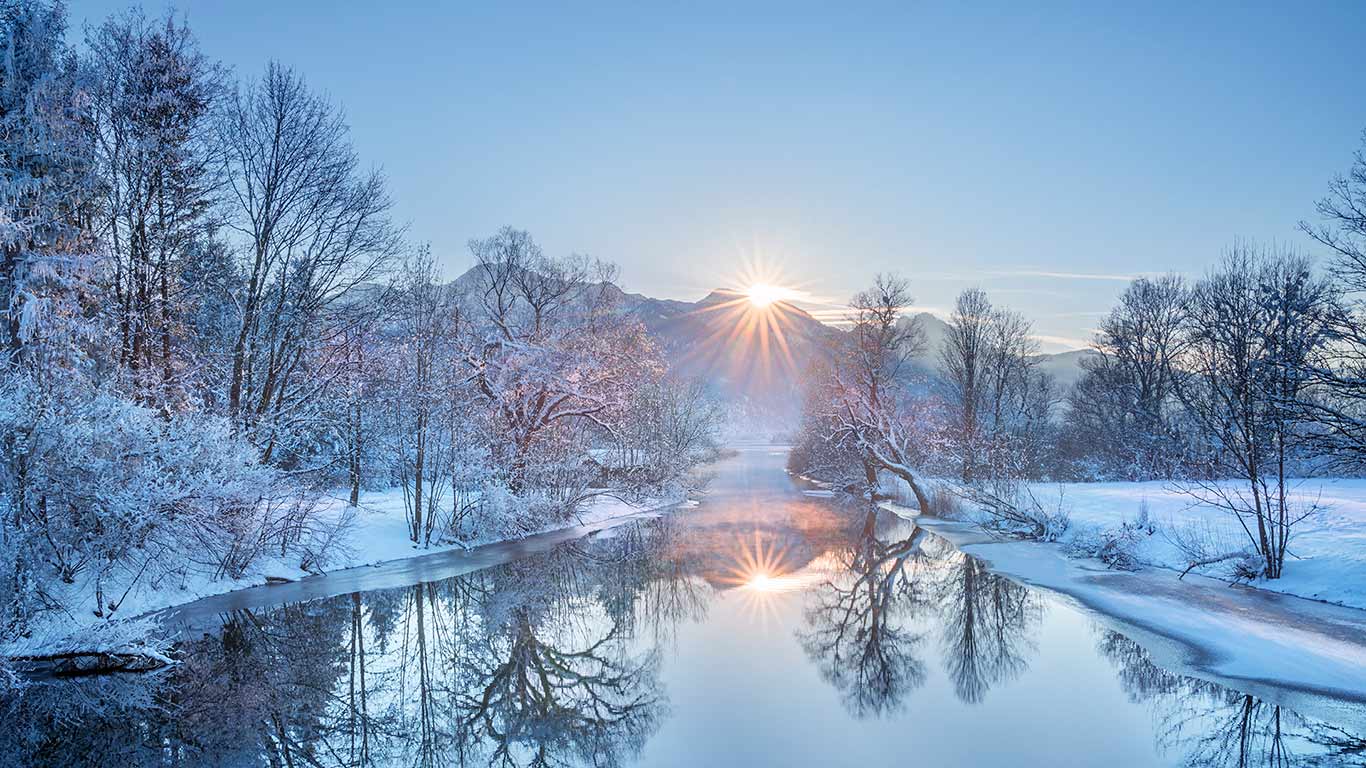 Die Loisach beim Austritt aus dem Kochelsee mit dem Heimgarten im Hintergrund, Kochel am See, Bayern, Deutschland (© Christian Back/Huber Images/eStock Photo)(Bing Deutschland)