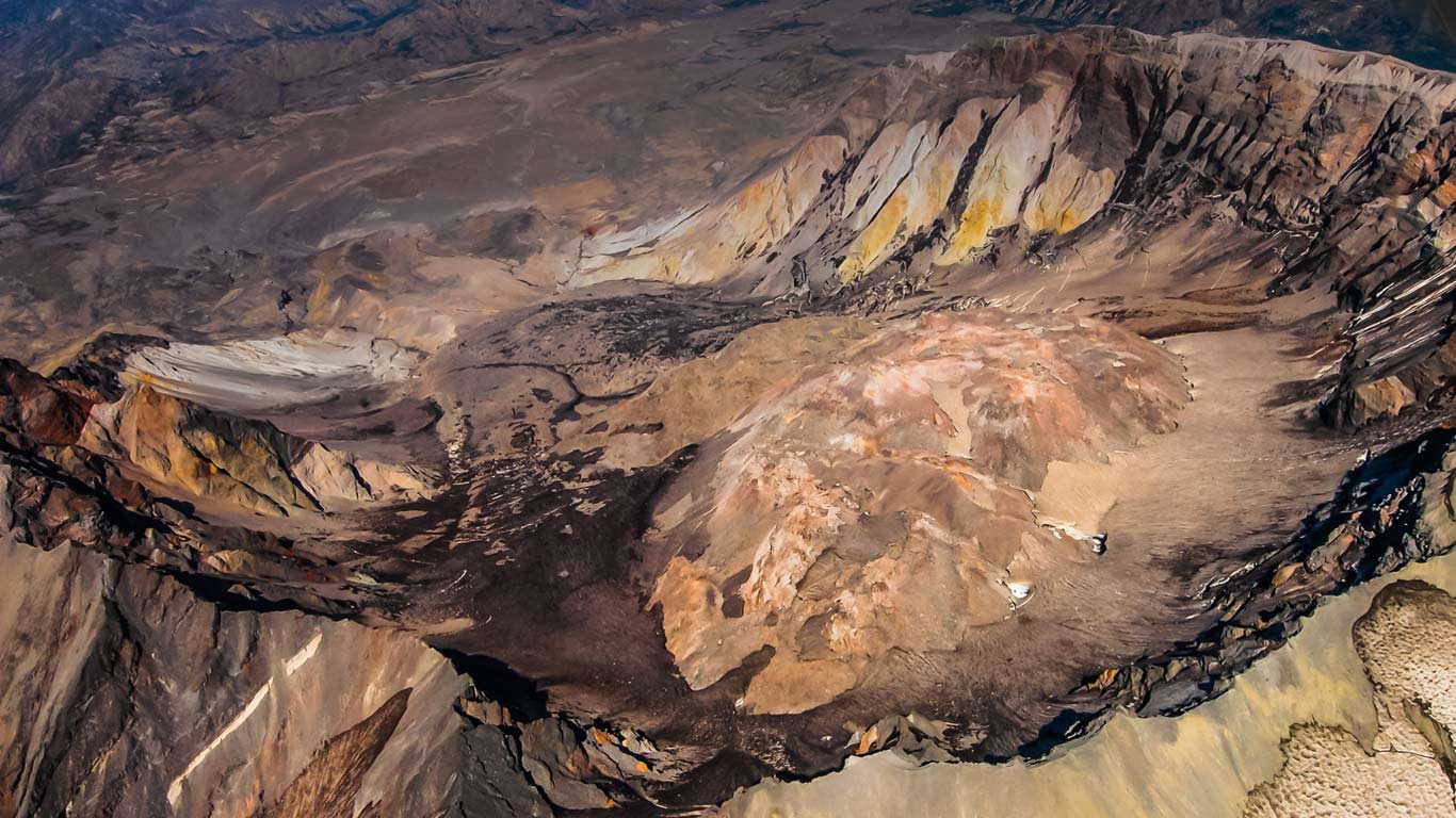 Aerial view of Mount St. Helens, Washington (© Muralee Raghavan)(Bing United States)