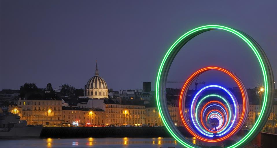Anneaux de Buren sur le quai des Antilles, île de Nantes, Loire-Atlantique (© Bertrand Rieger/Age Fotostock)(Bing France)