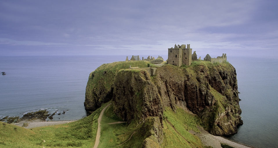 Dunnottar castle, Scotland, UK – R.Matina/age fotostock &copy; (Bing Canada)