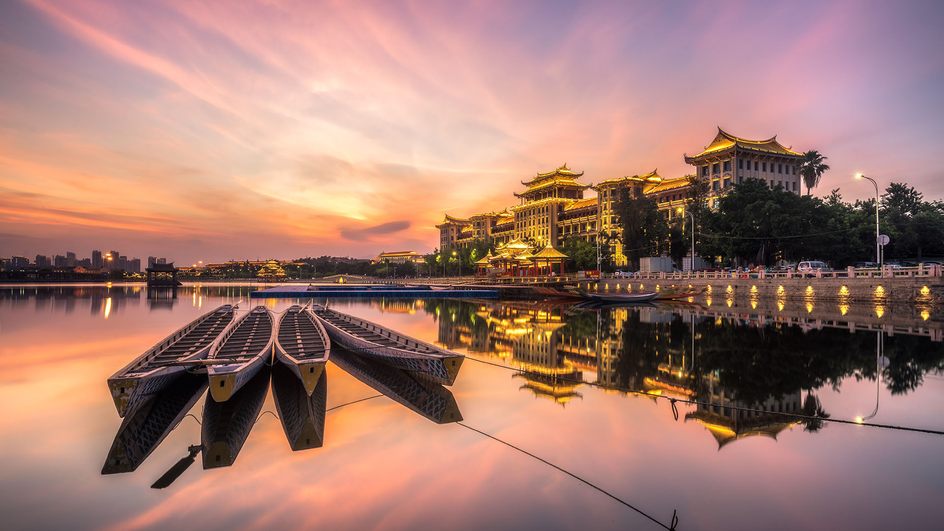 广角镜头下的厦门龙舟池，日落的光洒在传统龙舟上，中国 (© Sen Li/Getty Image)(Bing China)