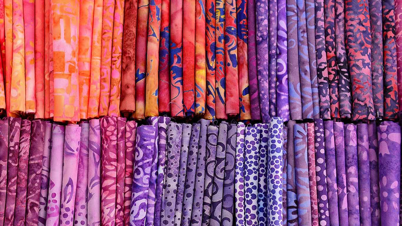 Bunte Tücher auf einem Stoffmarkt in Fürth, Bayern, Deutschland (© Rüdiger Hess/geo-select FotoArt)(Bing Deutschland)