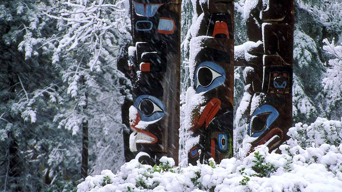 Totems of Thunderbird Park in winter, Victoria, Vancouver Island, British Columbia (© Trevor Bonderud/All Canada Photos/age fotostock)(Bing Canada)