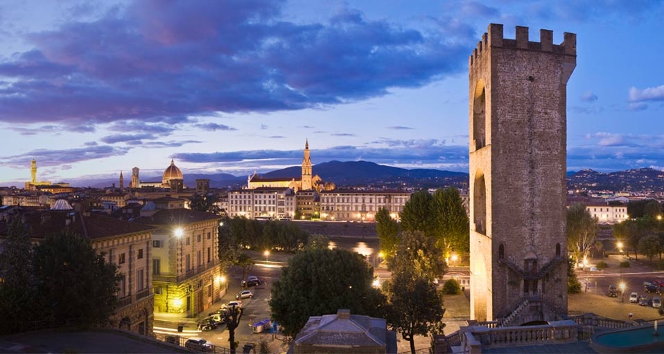 Blick vom Porta San Niccolò auf das nächtliche Florenz, Italien – SIME/eStock Photo &copy; (Bing Germany)