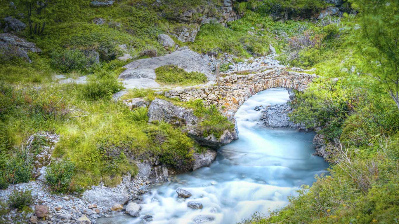 Pont du Vénéon, parc national des Écrins, Alpes françaises (© Marco Maccarini/Getty Images)(Bing France)