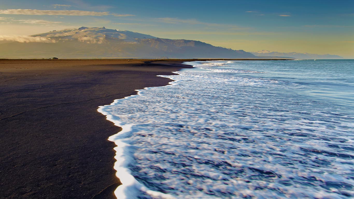 Black sand beach on Ingólfshöfði, Iceland (© Nigel Hicks/Getty Images)(Bing United Kingdom)