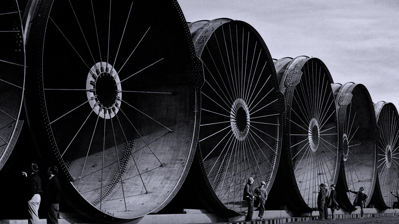 ｢フォート・ペック・ダム建設現場｣アメリカ, モンタナ州 (© Margaret Bourke-White/The LIFE Picture Collection/Getty Images)(Bing Japan)