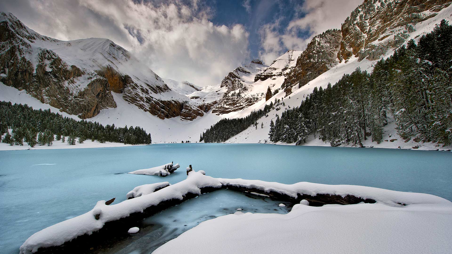 比利牛斯山脉中的高山湖Ibón de Plan，西班牙韦斯卡 (© Getty Images)(Bing China)