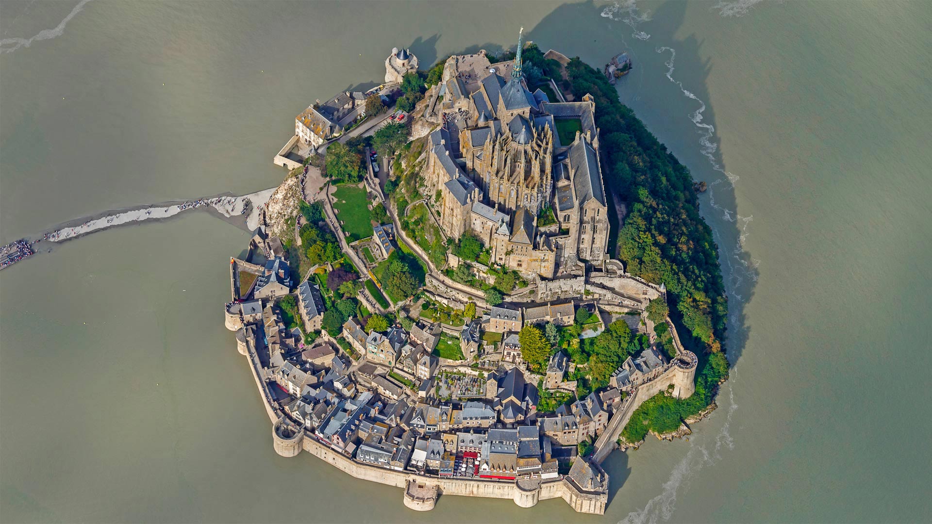 Mont Saint-Michel for its annual marathon (© Leroy Francis/Getty Images)(Bing United Kingdom)