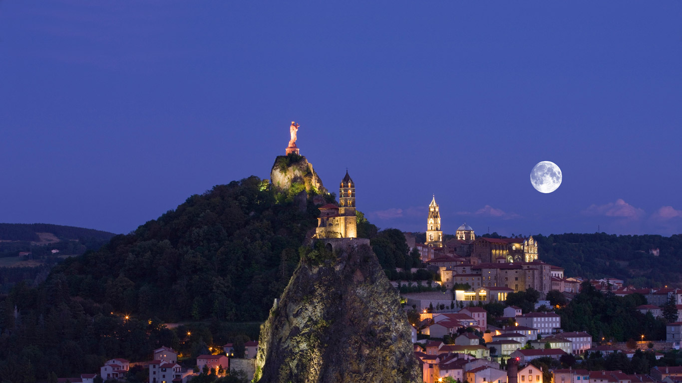 Vue sur le Puy-en-Velay, le Rocher de Corneille et la chapelle Saint-Michel d’Aiguilhe, Haute-Loire, Auvergne (© GALA Images/Alamy Stock Photo)(Bing France)