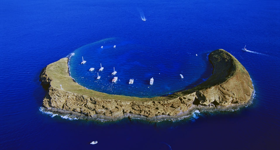 Molokini Crater, a popular snorkelling location off the coast of Maui, Hawaii, USA – Comstock/Photolibrary &copy; (Bing United Kingdom)