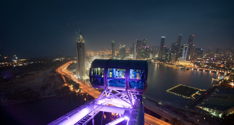 The Singapore Flyer, a 42-storey high observation wheel in Singapore  (© David McLain/Aurora Photos) &copy; (Bing United Kingdom)