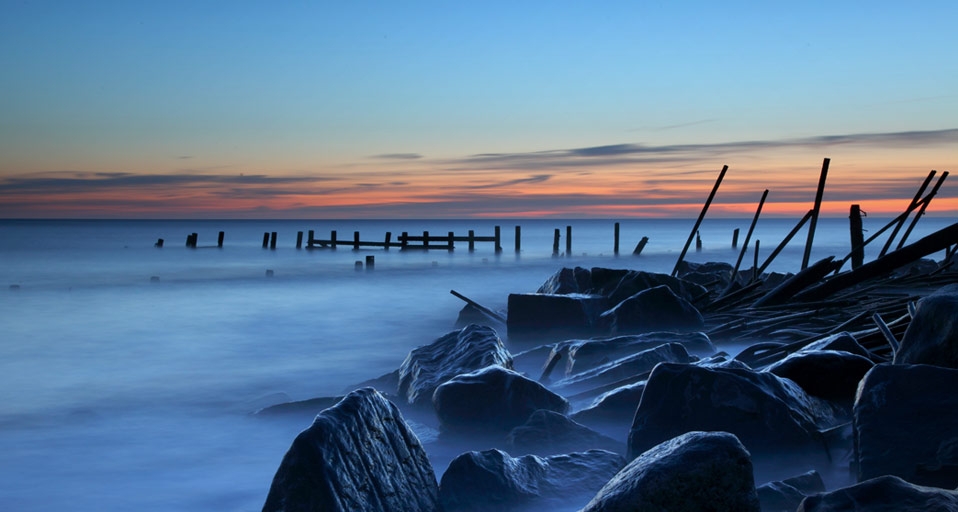 Abwehrbauten an der Küste von Happisburgh sollen das Wasser fernhalten, England – Tim Harris &copy; (Bing Germany)