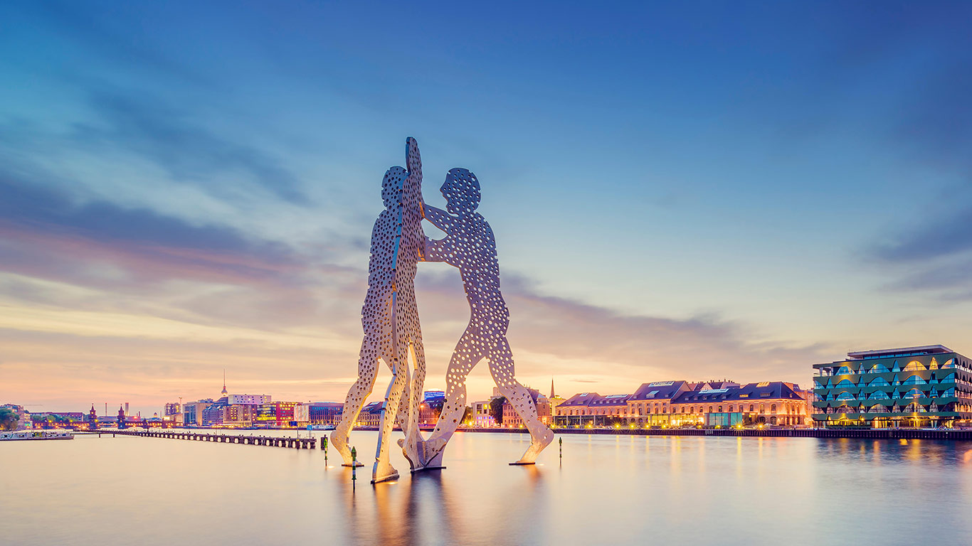 Molecule Man-Skulptur auf der Spree in Berlin, Deutschland (© Folio Images/Alamy Stock Photo)(Bing Deutschland)
