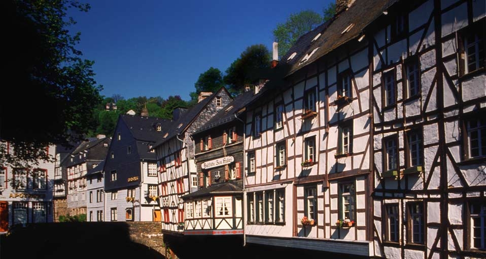 Fachwerkhäuser in Monschau an der Rur, Nordrhein-Westfalen – Hans Peter Merten/Corbis &copy; (Bing Germany)