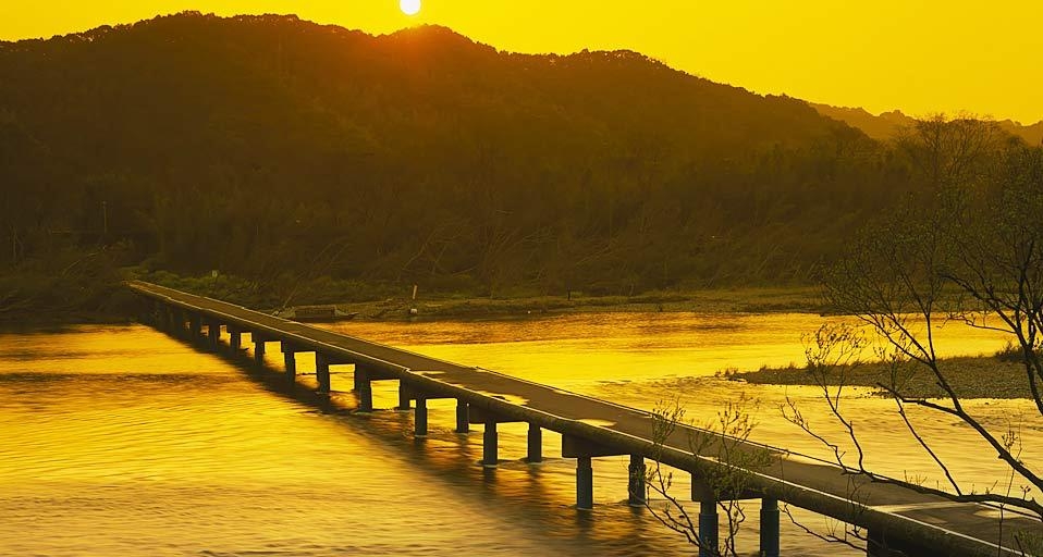 ｢佐田沈下橋｣高知県, 四万十川 (© Japan Travel Bureau/Photolibrary) &copy; (Bing Japan)