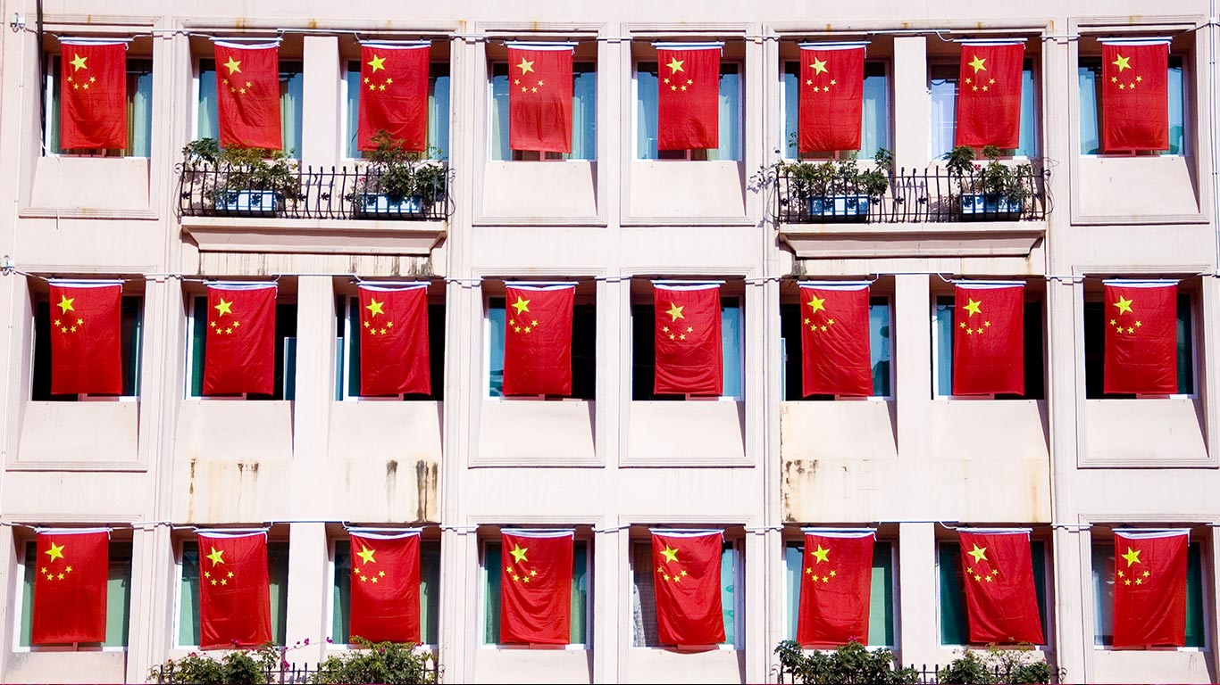 国庆节期间街道上飘扬的五星红旗，中国深圳 (© Bartlomiej Magierowski/Alamy Stock Photo)(Bing China)