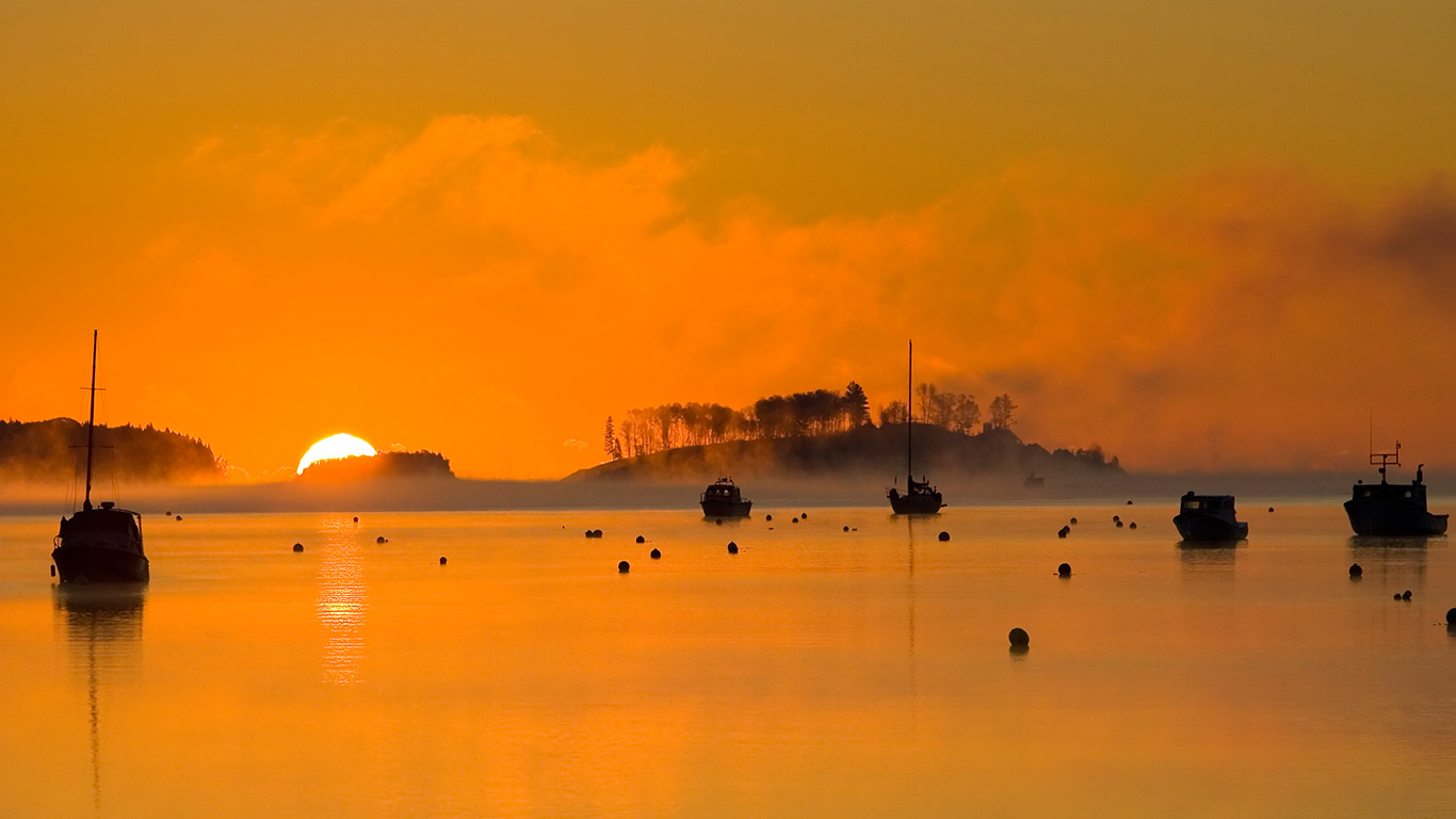 Silhouettes of fishing boats in Mahone Bay, Nova Scotia (© dmathies/Getty Images)(Bing Canada)