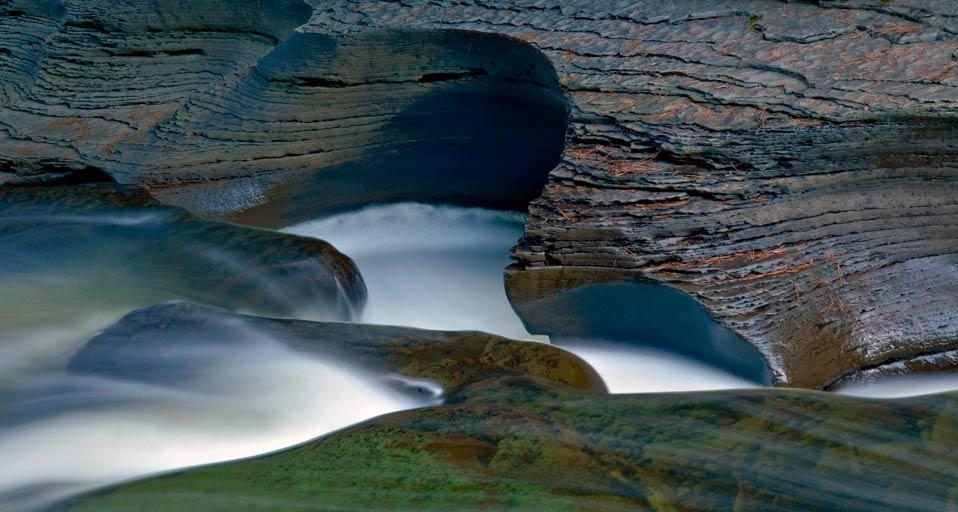 Creek flowing through rocks in the Porcupine Mountains, Ontonagon County, Michigan, USA (© Ron Strong/Superstock) &copy; (Bing United Kingdom)