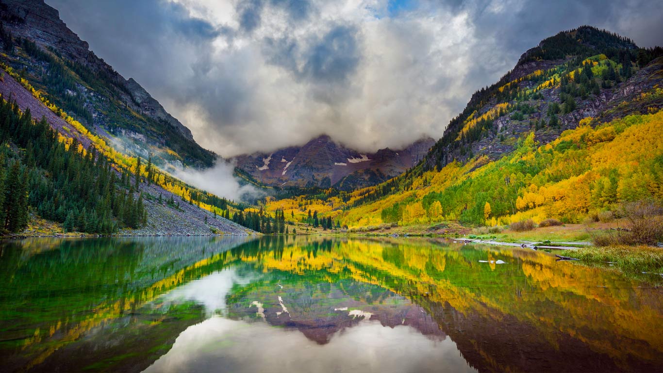 Maroon Lake and the Maroon Bells peaks, Colorado (© Inge Johnsson/Alamy)(Bing United Kingdom)