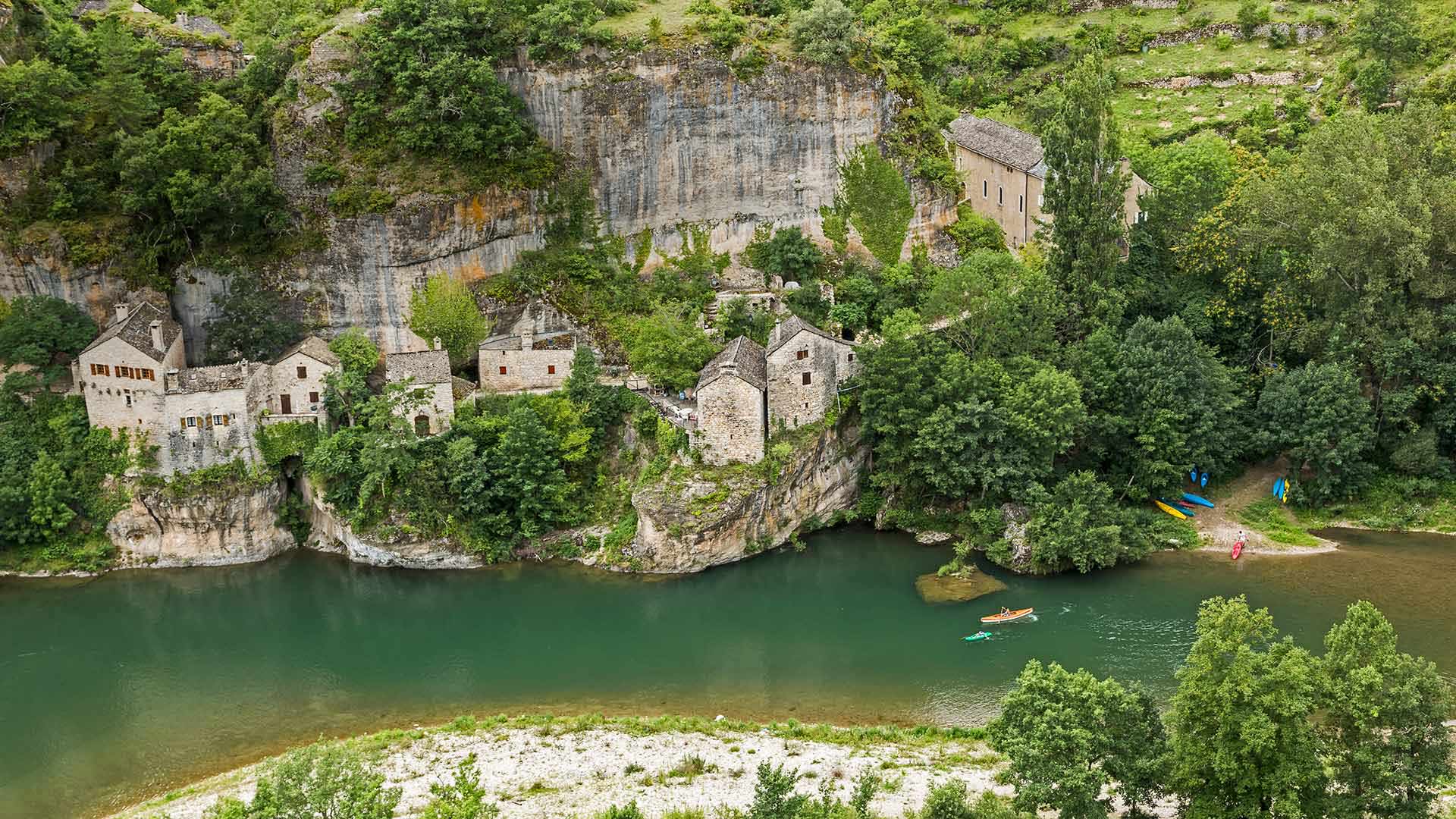 法国塔恩河沿岸的Castelbouc城堡和塔恩峡谷 (© Stefan Schurr/Westend61/Offset)(Bing China)