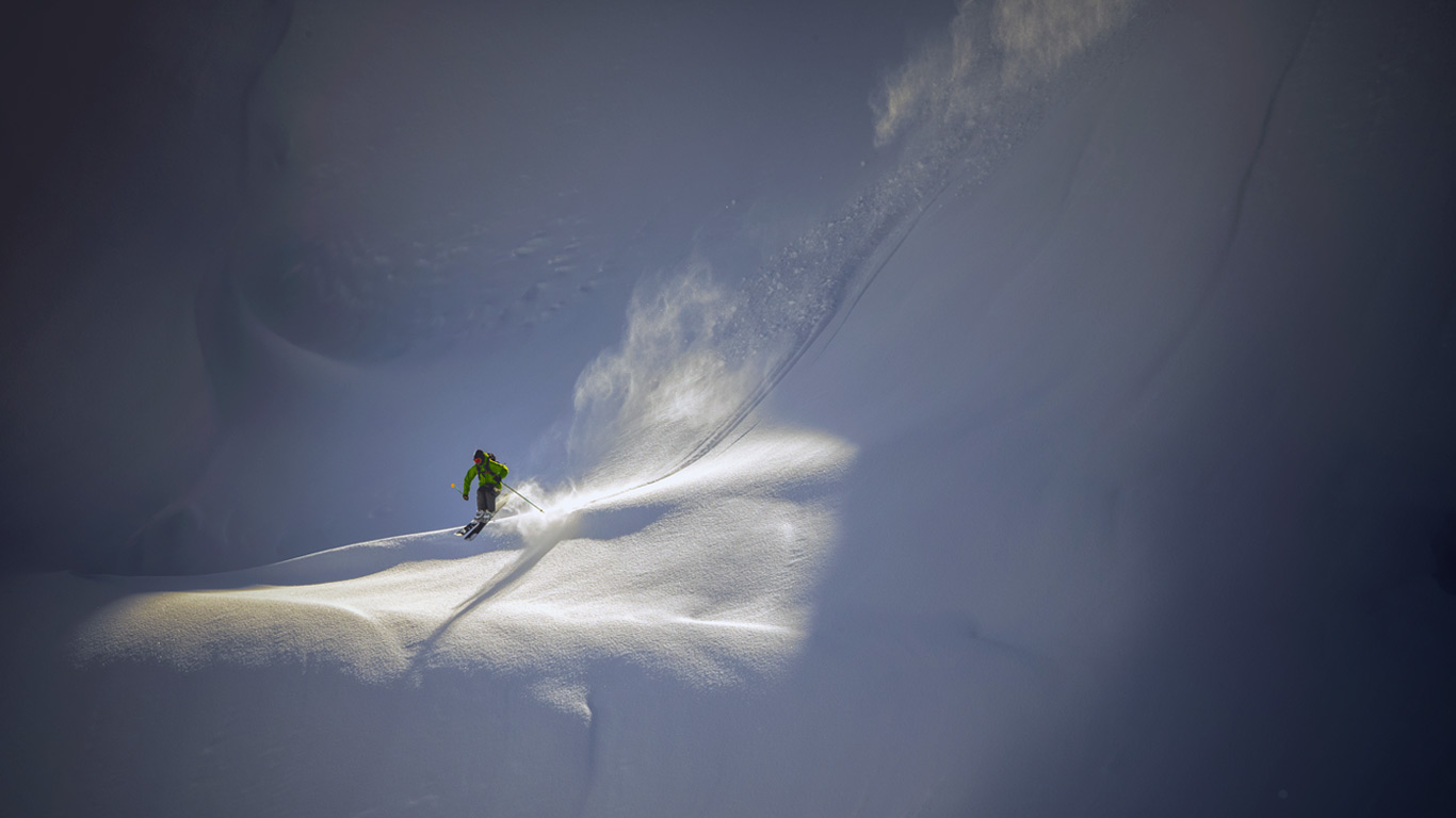 Backcountry skier near Mt. Baker Ski Area, North Cascades National Park, Washington, USA (© Jay Goodrich/Tandem Stock)(Bing United Kingdom)