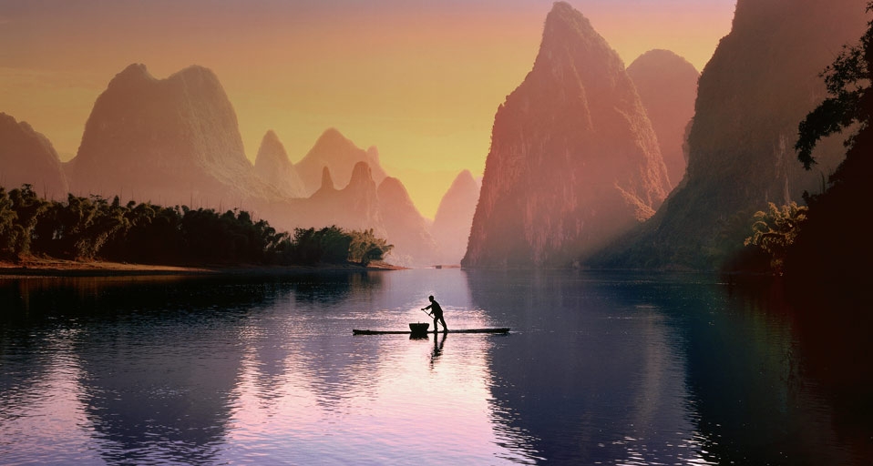 Ein Fischer wirft bei Guilin sein Netz aus, China – SIME / eStock Photo &copy; (Bing Germany)
