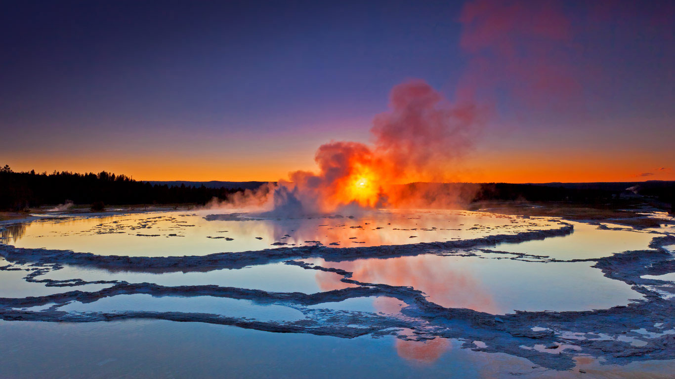 Great Fountain Geyser, Yellowstone National Park, Wyoming, USA (© lightpix/iStock/Getty Images Plus)(Bing United Kingdom)
