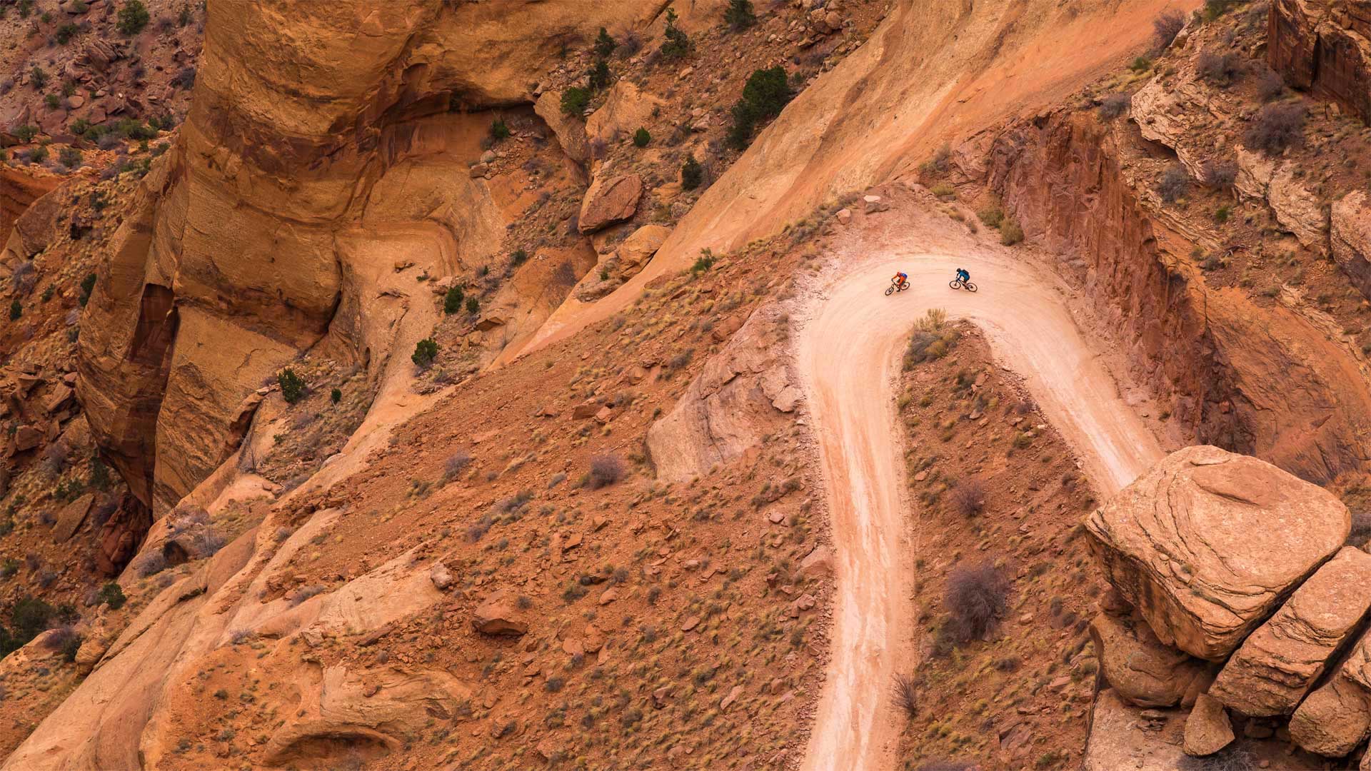 Two mountain bike riders in Canyonlands National Park, Utah, USA (© Grant Ordelheide/Tandem Stills + Motion)(Bing United Kingdom)