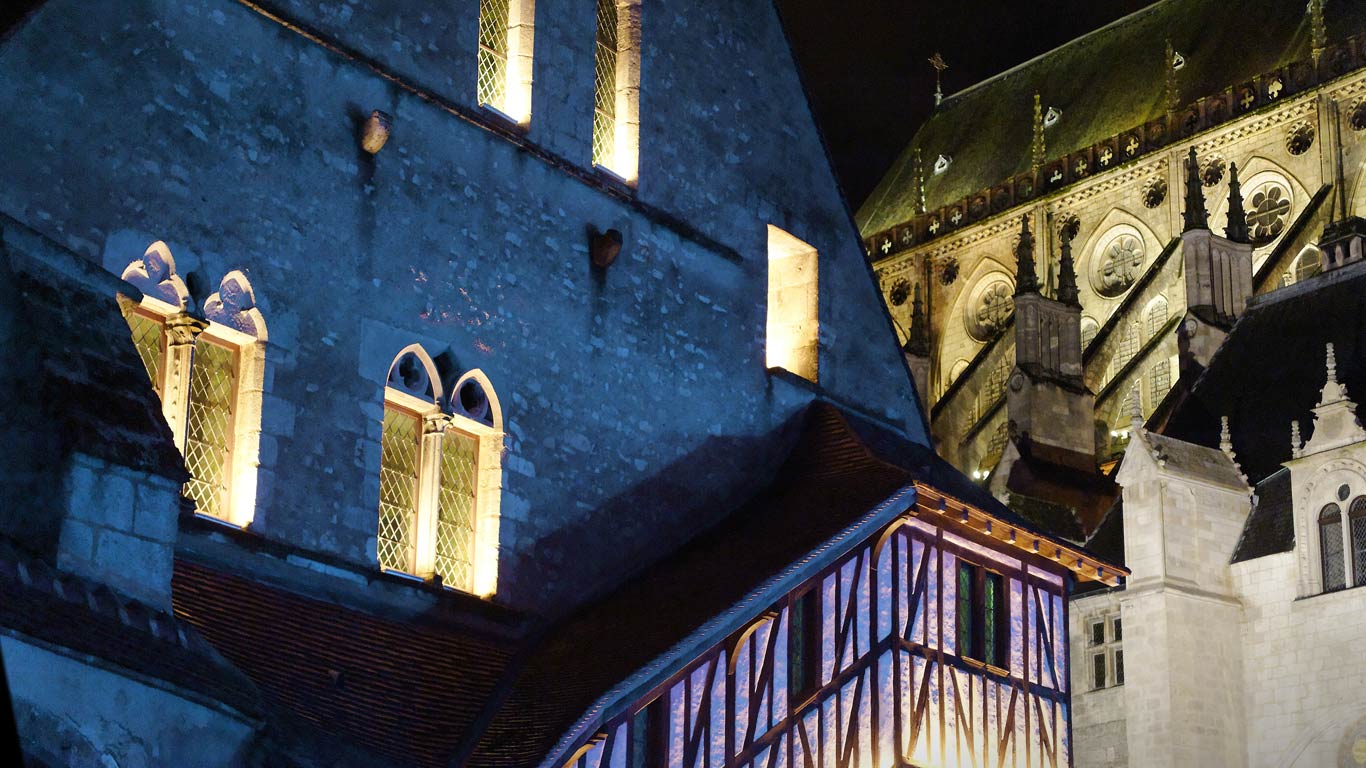 Grange aux dîmes lors des Nuits Lumière à Bourges, Cher, Centre-Val de Loire (© Jean-Pierre Degas/Getty Images)(Bing France)